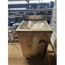 Lave mains inox commande au genou sur placard