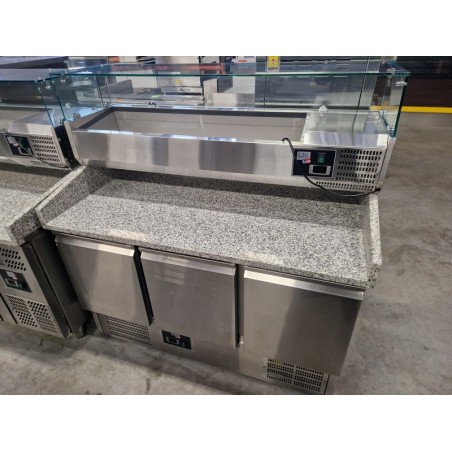 Tour à pizza dessus marbre avec saladette