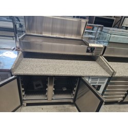 Tour à pizza dessus marbre