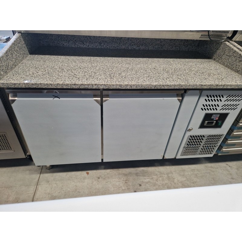 Tour à pizza dessus marbre