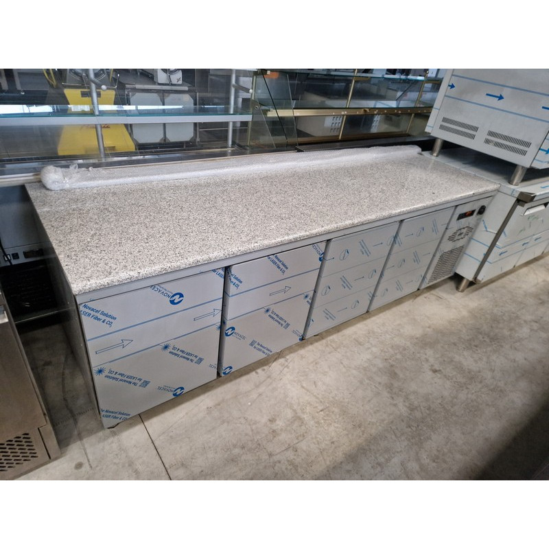Tour pâtissier inox 4 portes dessus marbre
