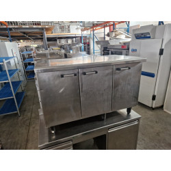 Meuble bas inox 3 portes...