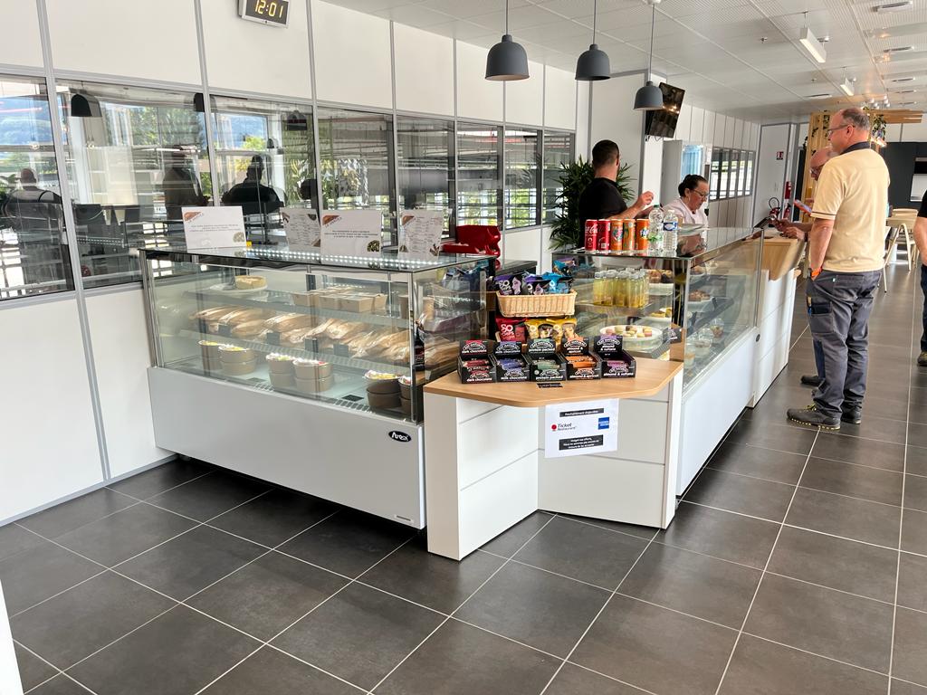 Vente et installation vitrine réfrigérée pour restaurant ou supérette à Bourgoin Jallieu