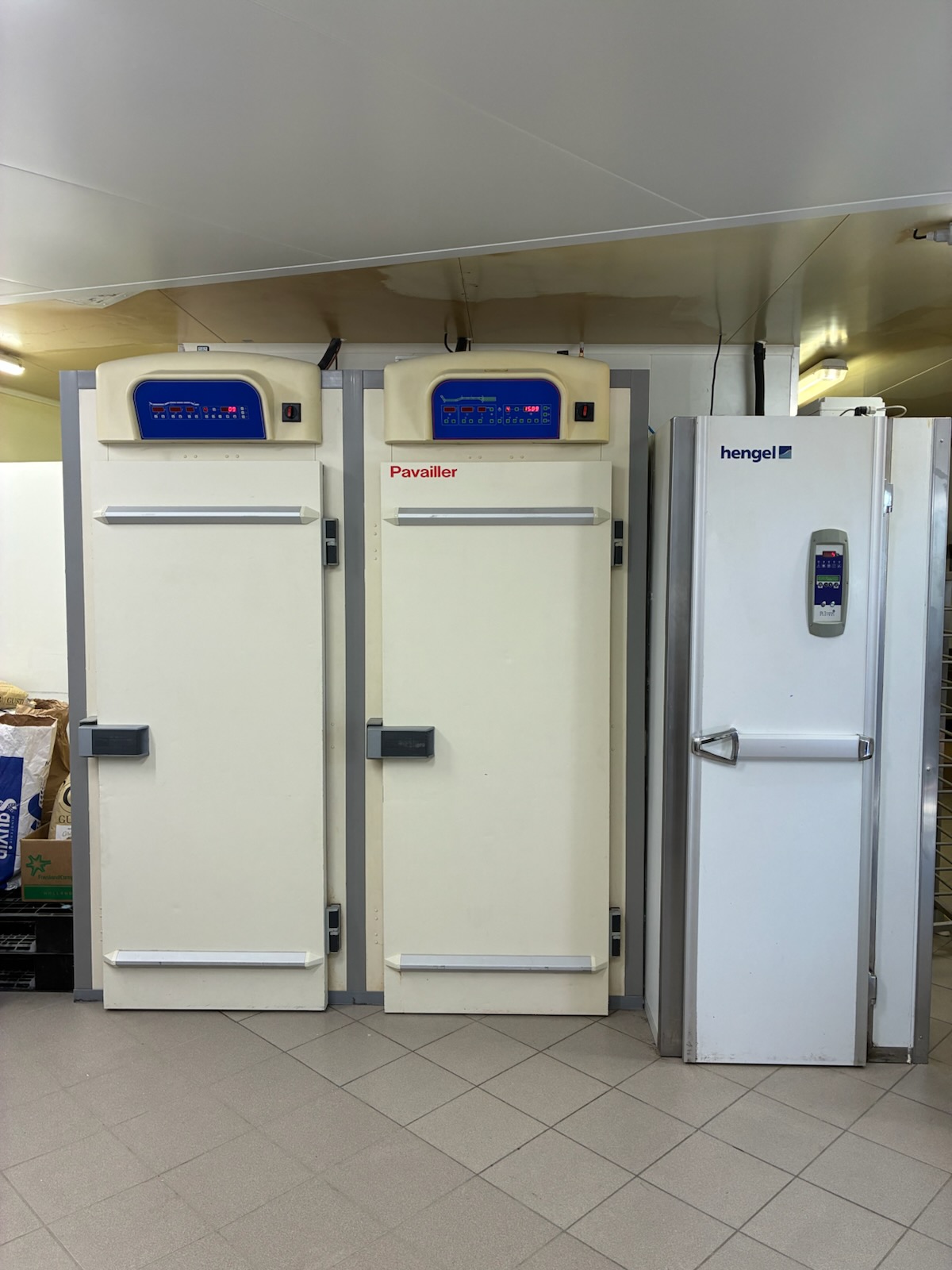 Installation complète laboratoire de boulangerie avec four à soles, four ventilé pâtissier et matériel professionnel à Lyon